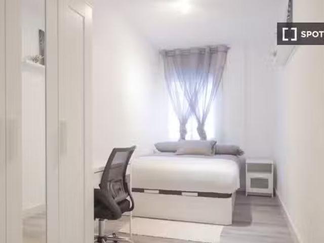 Se alquila habitación en piso de 5 habitaciones en Madrid