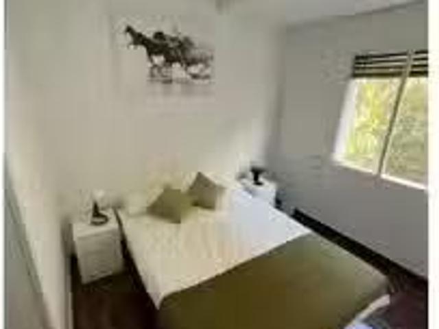 Se alquila habitación en piso de 5 habitaciones en Madrid