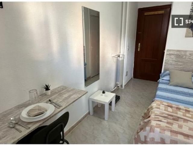 Se alquila habitación en piso de 5 habitaciones en Móstoles