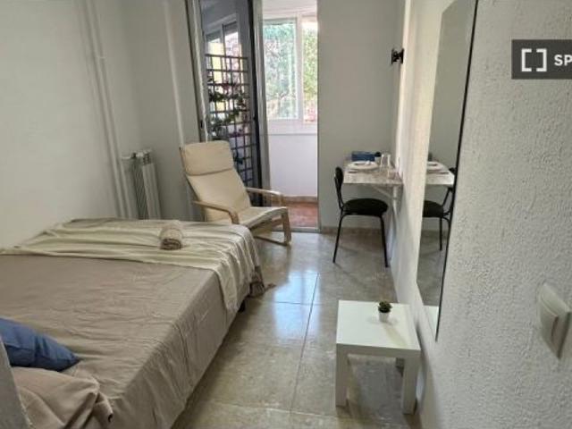 Se alquila habitación en piso de 5 habitaciones en Móstoles