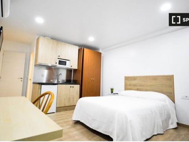 Se alquila habitación en piso de 5 habitaciones en Patraix
