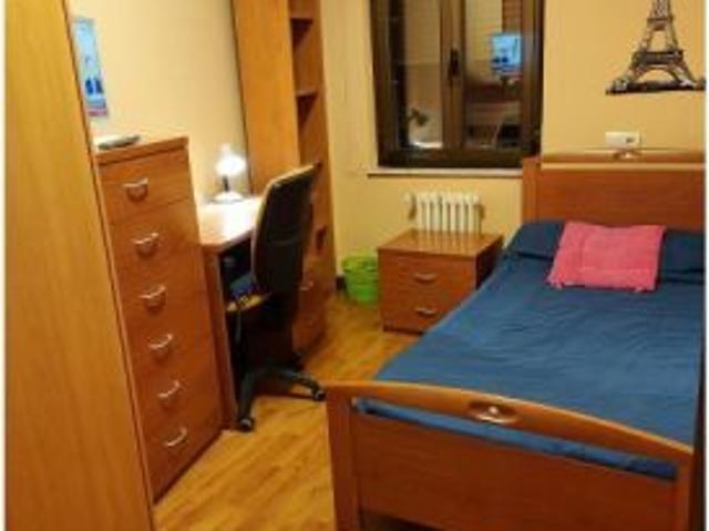 Se alquila habitación en piso de 5 habitaciones en Salamanca Mujeres