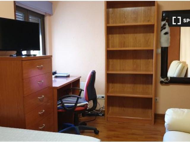 Se alquila habitación en piso de 5 habitaciones en Salamanca Mujeres