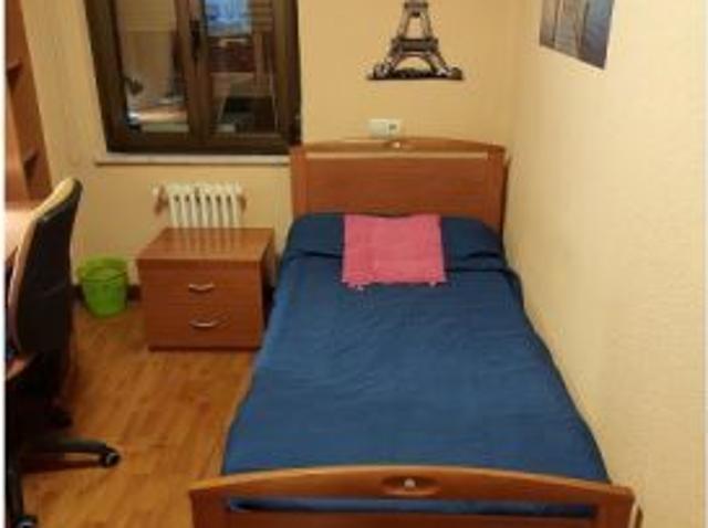 Se alquila habitación en piso de 5 habitaciones en Salamanca Mujeres