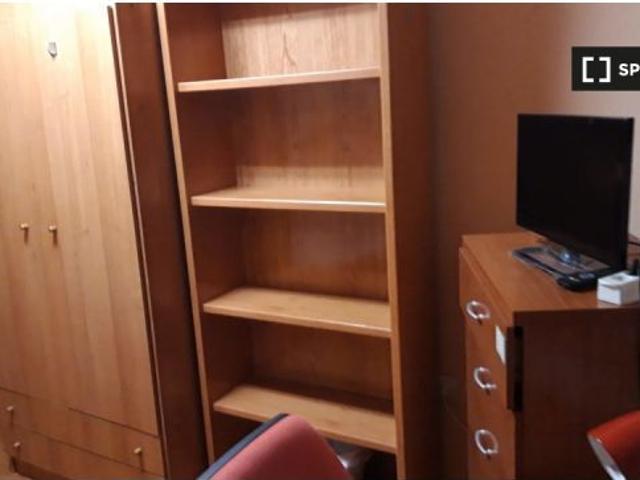 Se alquila habitación en piso de 5 habitaciones en Salamanca Mujeres