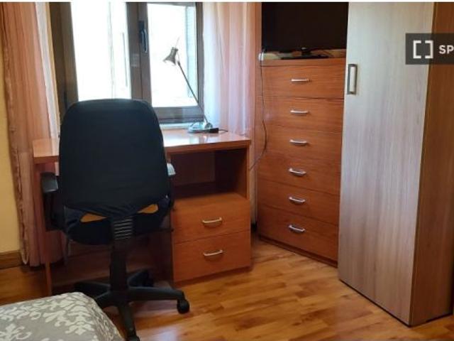 Se alquila habitación en piso de 5 habitaciones en Salamanca Mujeres
