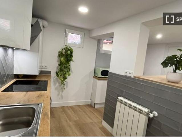 Se alquila habitación en piso de 5 habitaciones junto a la Plaza de Oriente