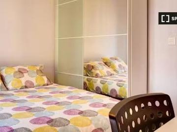 Se alquila habitación en piso de 6 dormitorios en Plaza San Fr.