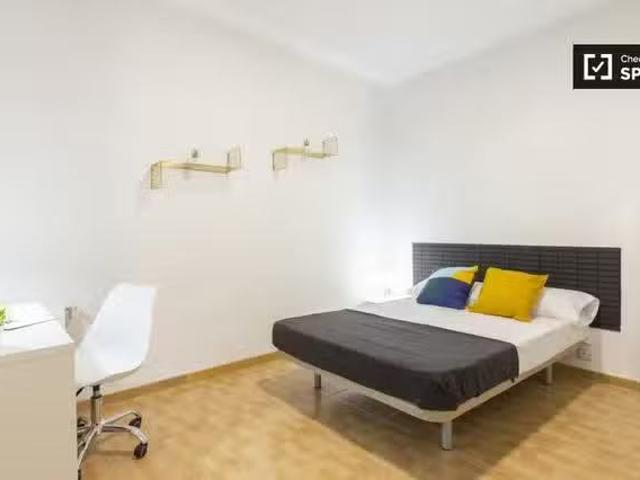 Se alquila habitación en piso de 6 habitaciones cerca de Tirso.