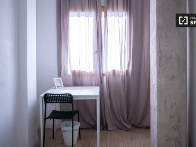 Se alquila habitación en piso de 6 habitaciones en Valencia