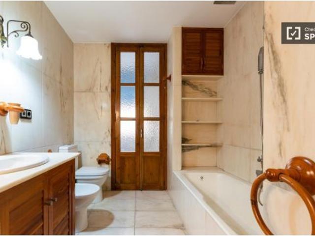 Se alquila habitación en piso de 6 habitaciones en Valencia