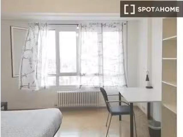 Se alquila habitación en piso de 6 habitaciones en Zaragoza