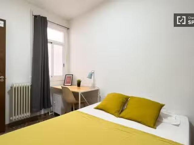 Se alquila habitación en piso de 6 habitaciones en Barcelona