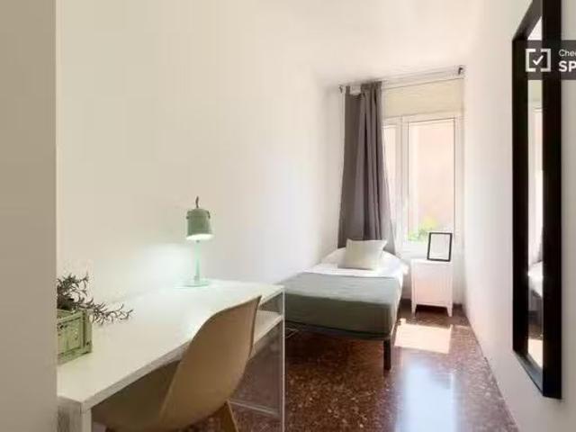 Se alquila habitación en piso de 6 habitaciones en Barcelona