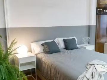 Se alquila habitación en piso de 6 habitaciones en Barcelona