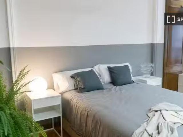 Se alquila habitación en piso de 6 habitaciones en Barcelona