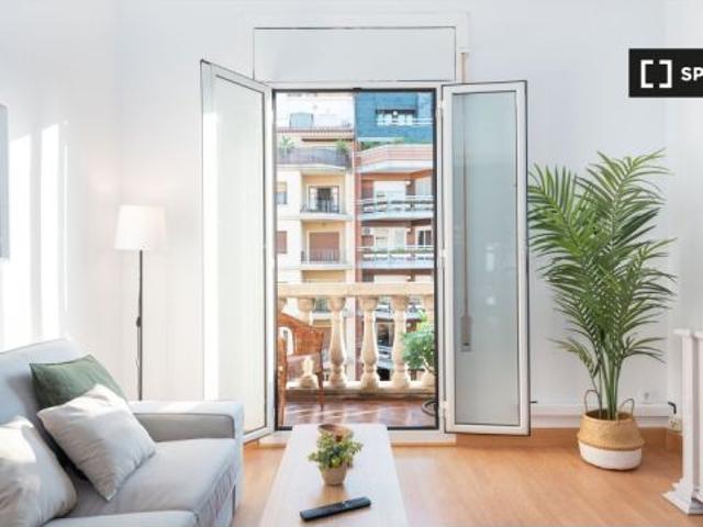 Se alquila habitación en piso de 6 habitaciones en Barcelona