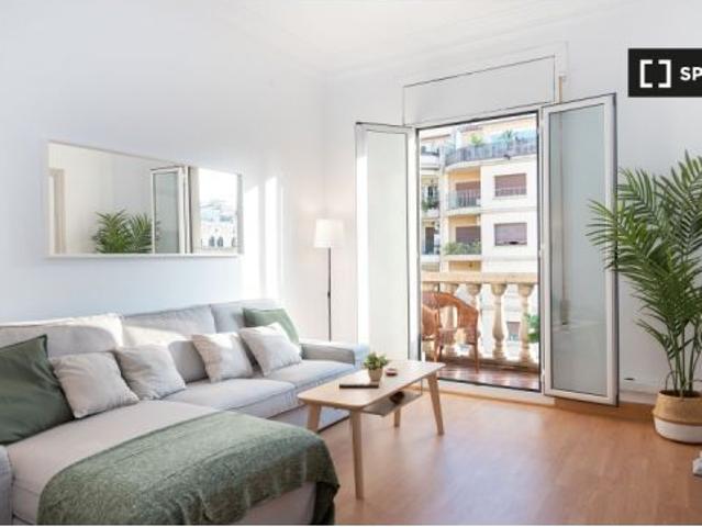 Se alquila habitación en piso de 6 habitaciones en Barcelona