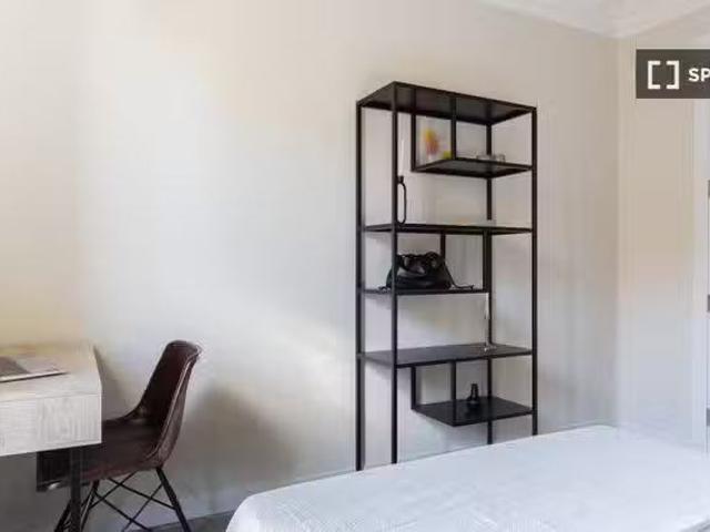 Se alquila habitación en piso de 6 habitaciones en Barcelona