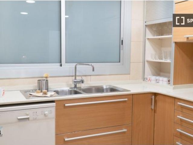 Se alquila habitación en piso de 6 habitaciones en Barcelona