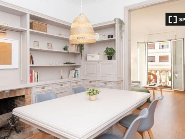 Se alquila habitación en piso de 6 habitaciones en Barcelona