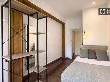 Se alquila habitación en piso de 6 habitaciones en Barcelona