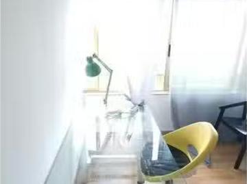 Se alquila habitación en piso de 6 habitaciones en Barcelona