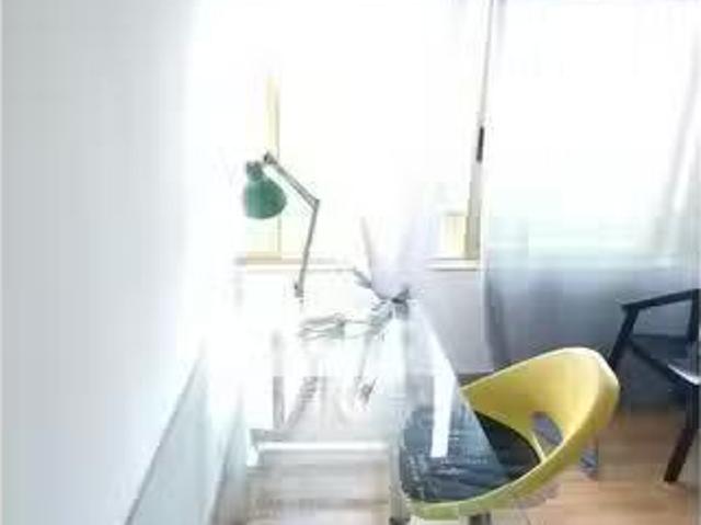 Se alquila habitación en piso de 6 habitaciones en Barcelona