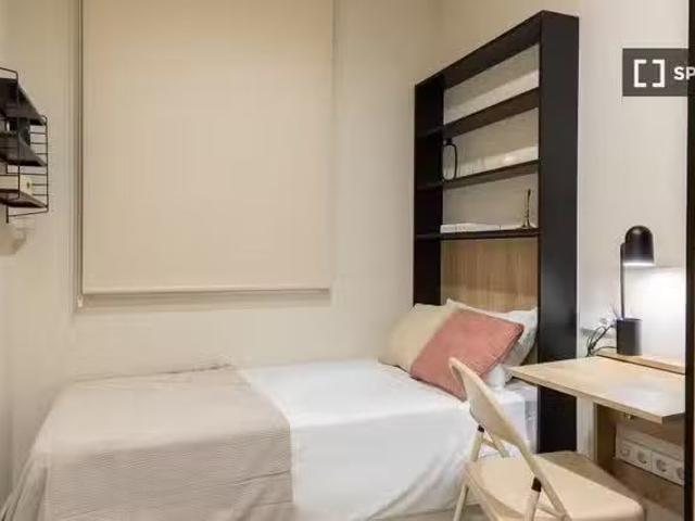 Se alquila habitación en piso de 6 habitaciones en Barcelona