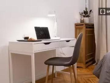 Se alquila habitación en piso de 6 habitaciones en Barcelona