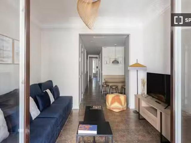 Se alquila habitación en piso de 6 habitaciones en Barcelona