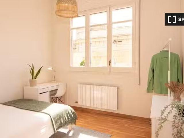 Se alquila habitación en piso de 6 habitaciones en Barcelona