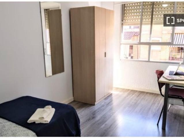 Se alquila habitación en piso de 6 habitaciones en Burjassot