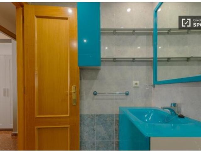 Se alquila habitación en piso de 6 habitaciones en Burjassot, Valencia