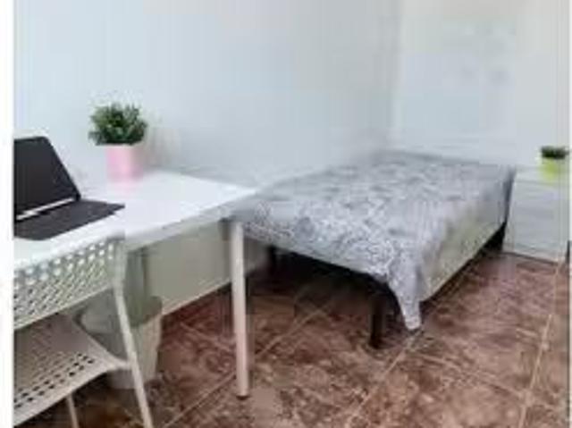 Se alquila habitación en piso de 6 habitaciones en Cartagena.