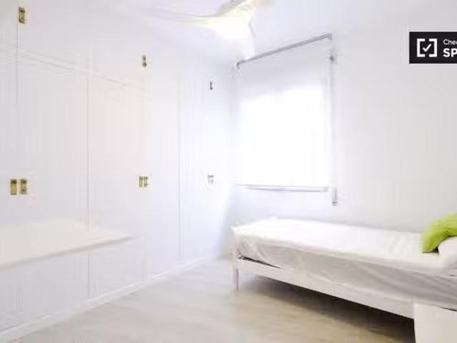 Se alquila habitación en piso de 6 habitaciones en Carabanchel.