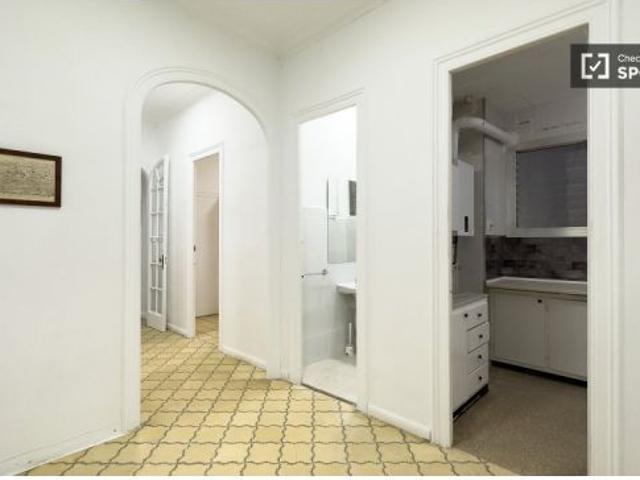 Se alquila habitación en piso de 6 habitaciones en Gràcia