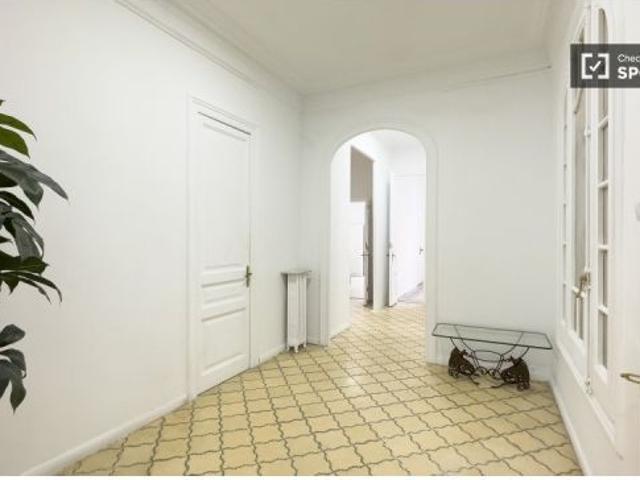 Se alquila habitación en piso de 6 habitaciones en Gràcia