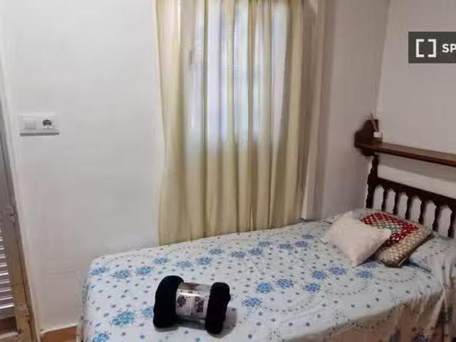 Se alquila habitación en piso de 6 habitaciones en Madrid