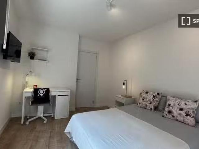 Se alquila habitación en piso de 6 habitaciones en Madrid