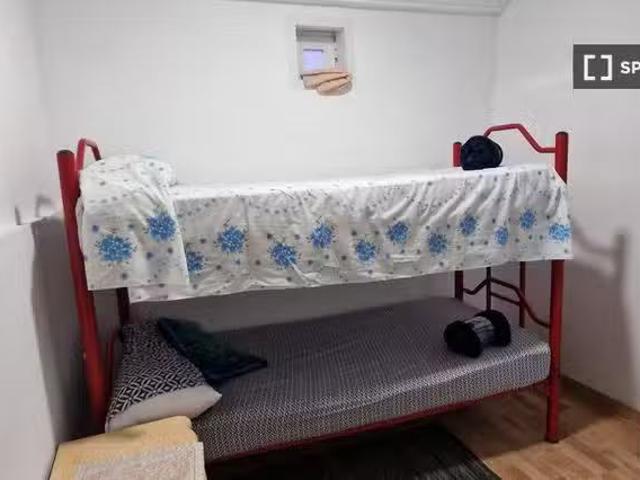 Se alquila habitación en piso de 6 habitaciones en Madrid