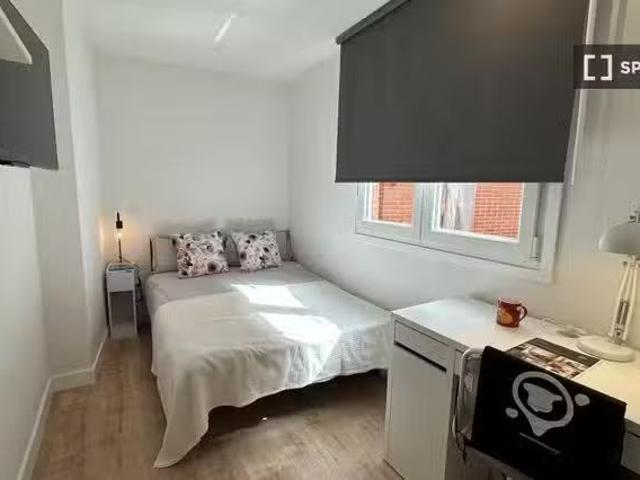 Se alquila habitación en piso de 6 habitaciones en Madrid