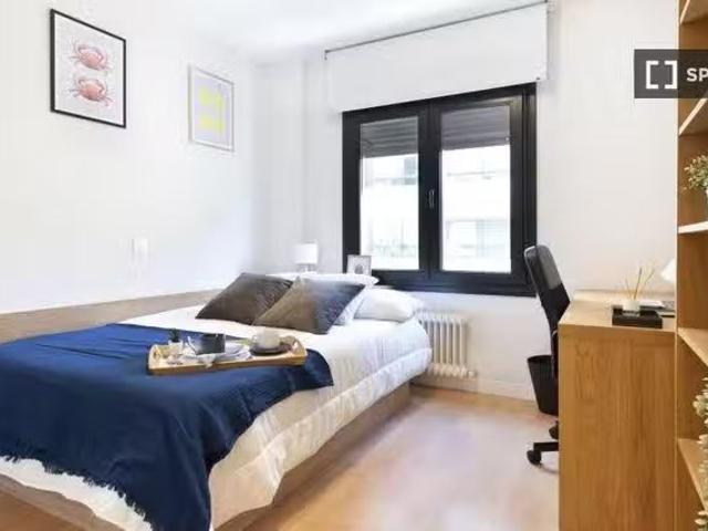 Se alquila habitación en piso de 6 habitaciones en Madrid