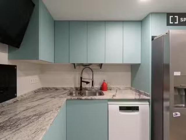 Se alquila habitación en piso de 6 habitaciones en Ópera, Madrid