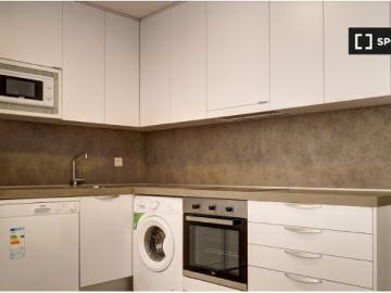 Se alquila habitación en piso de 6 habitaciones en Plaza San Francisco, Zaragoza