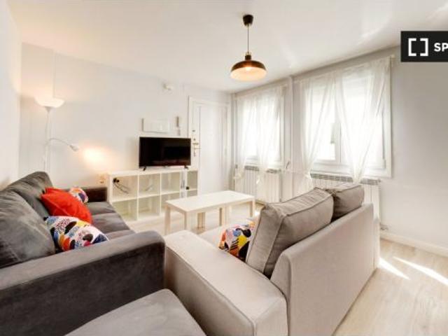 Se alquila habitación en piso de 6 habitaciones en Plaza San Francisco, Zaragoza