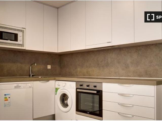 Se alquila habitación en piso de 6 habitaciones en Plaza San Francisco, Zaragoza
