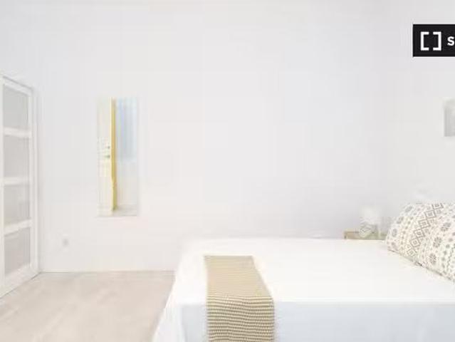 Se alquila habitación en piso de 7 dormitorios en Centro, Madrid