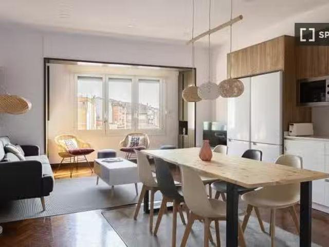 Se alquila habitación en piso de 7 habitaciones en Barcelona