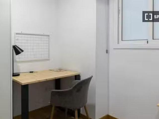 Se alquila habitación en piso de 7 habitaciones en Barcelona